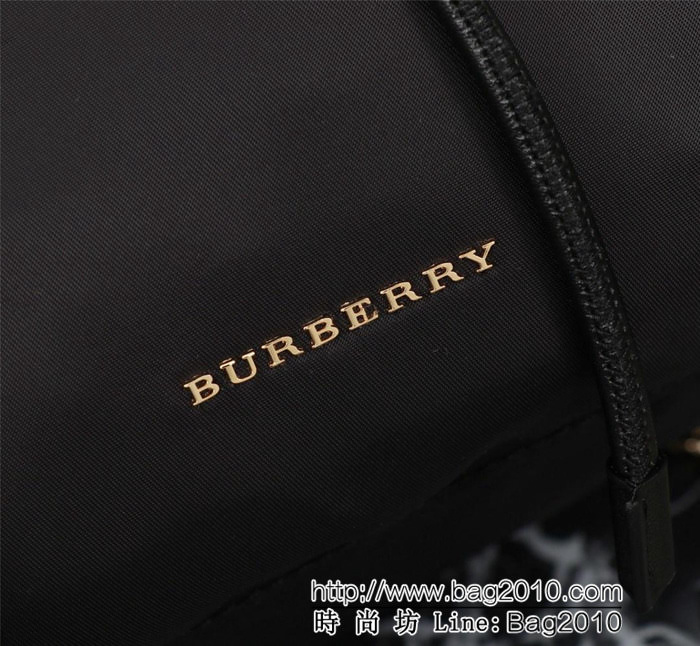 BURBERRY巴寶莉 新款背包 肩背式軍旅背包 品牌典藏的軍風包款 正面飾有Burberry立體字母徽標 9721  Bhq1082